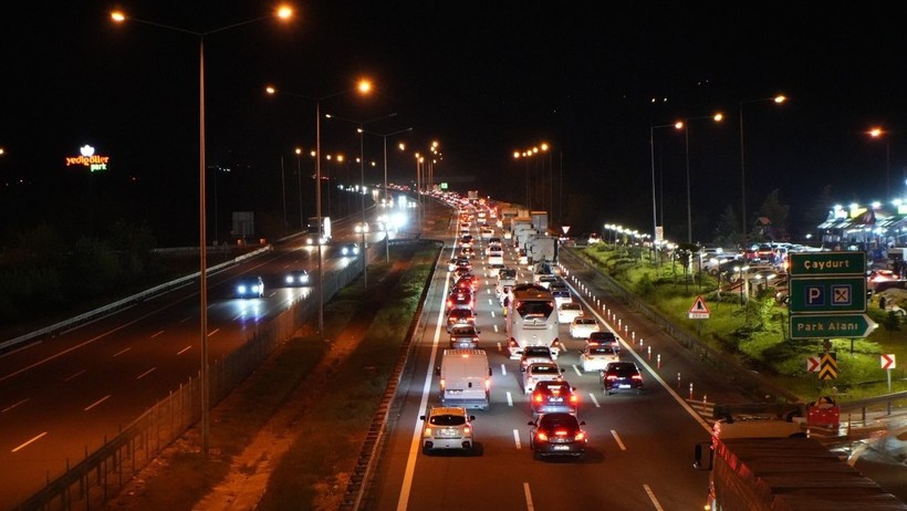 Kurban Bayramı Göçü Başladı: Tatilciler Yollara Düştü, Trafik Durma Noktasında - Resim : 2