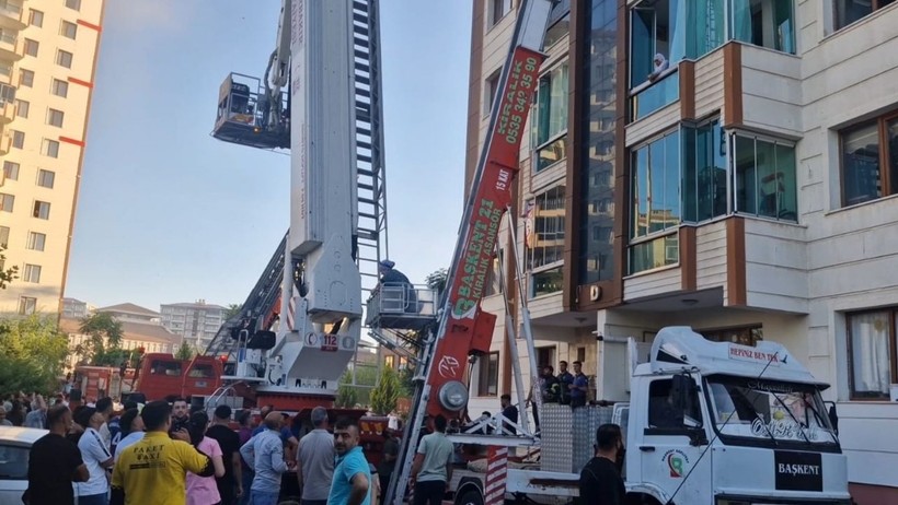 Diyarbakır'da 13 Katlı Apartmanda Yangın Faciası: Anne ve 3 Çocuğu Öldü - Resim : 3