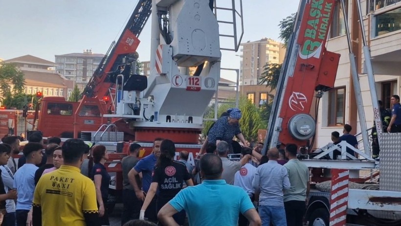 Diyarbakır'da 13 Katlı Apartmanda Yangın Faciası: Anne ve 3 Çocuğu Öldü - Resim : 1