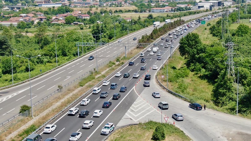 Bayram Göçü Devam Ediyor! Gidiyorlar, Kara, Hava ve Köprülerde Yoğunluk Zirvede - Resim : 1