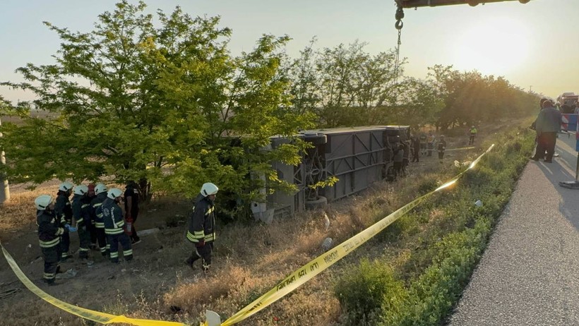 Yolcu Otobüsü Şarampole Devrildi! Ölü ve Yaralılar Var - Resim : 2