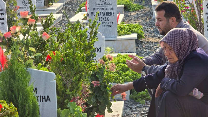 Bayram Buruk Başladı: Deprem Şehitliğine Hüzünlü Ziyaret - Resim : 2