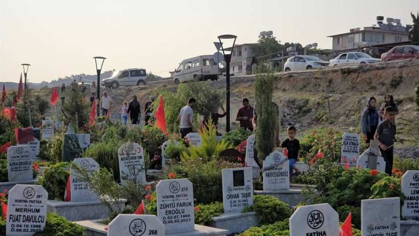 Bayram Buruk Başladı: Deprem Şehitliğine Hüzünlü Ziyaret - Resim : 3