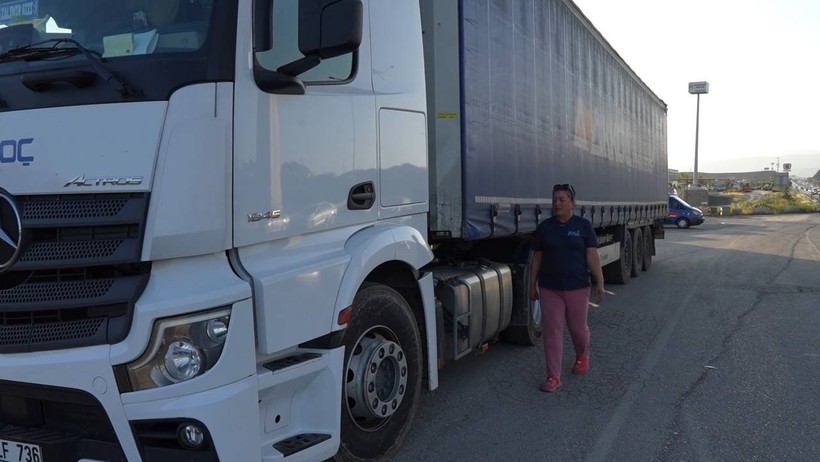 'Evde Otur, Çocuk Bak' Diyenlere Aldırmadı; Direksiyon Başına Geçti - Resim : 1