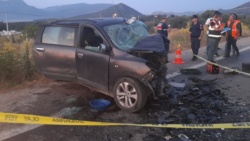 İzmir'de Feci Kaza! 3 Araç Birbirine Girdi, 5 Ölü 2 Yaralı - Resim : 1
