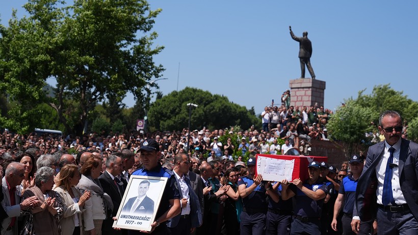 Manisa Efesini Gözyaşlarıyla Uğurladı! Ferdi Zeyrek'e Acı Veda - Resim : 6