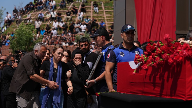 Manisa Efesini Gözyaşlarıyla Uğurladı! Ferdi Zeyrek'e Acı Veda - Resim : 1
