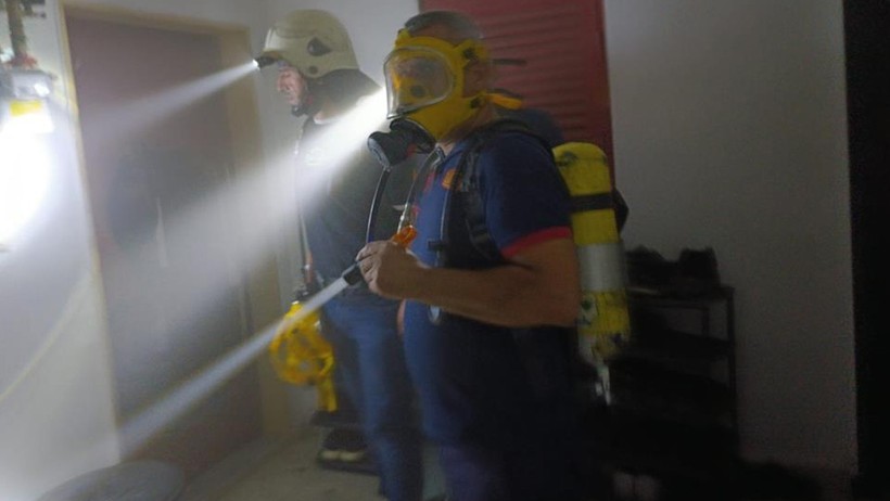 Polis Lojmanında Korkutan Yangın! 13 Kişi Fenalaştı - Resim : 1