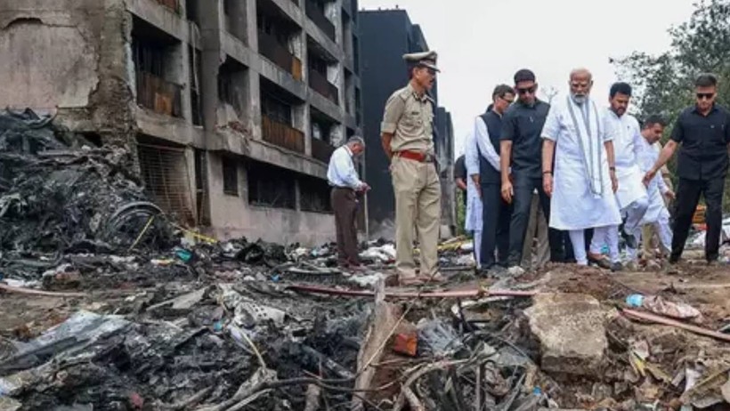 Hindistan Başbakanı Modi Enkaz Alanına Gitti, Uçak Kazasından Tek Kurtulan Yolcuyu Ziyaret Etti - Resim : 3