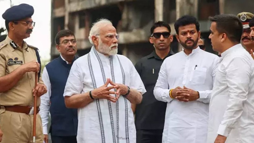 Hindistan Başbakanı Modi Enkaz Alanına Gitti, Uçak Kazasından Tek Kurtulan Yolcuyu Ziyaret Etti - Resim : 4