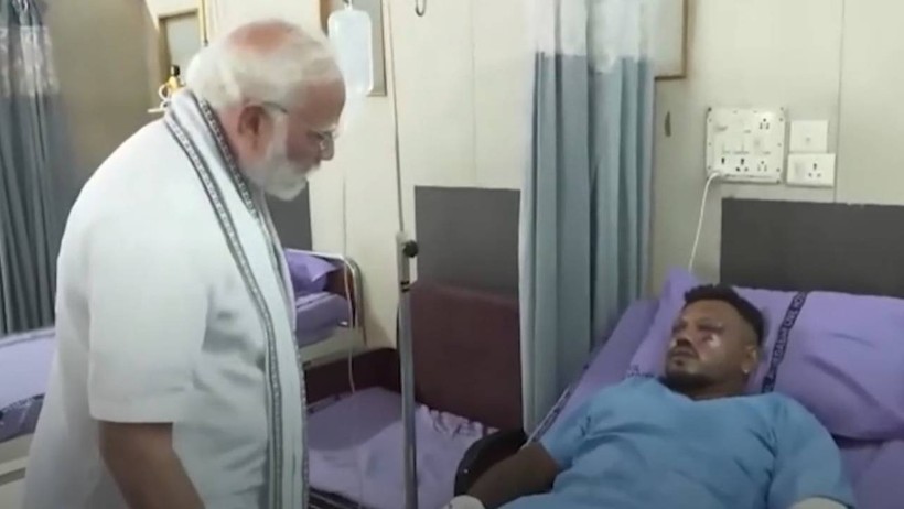Hindistan Başbakanı Modi Enkaz Alanına Gitti, Uçak Kazasından Tek Kurtulan Yolcuyu Ziyaret Etti - Resim : 2