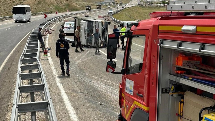 Van’da Kamyonet Devrildi, Sürücü Yaralandı - Resim : 1