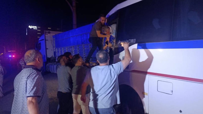 Manisa’da İşçi Servisi Tıra Çarptı: 5’i Ağır 20 Yaralı - Resim : 2
