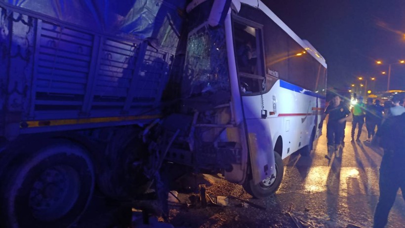 Manisa’da İşçi Servisi Tıra Çarptı: 5’i Ağır 20 Yaralı - Resim : 1