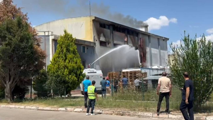 Kimya Fabrikasında Korkutan Yangın! Dumanlar Gökyüzünü Kapladı - Resim : 1