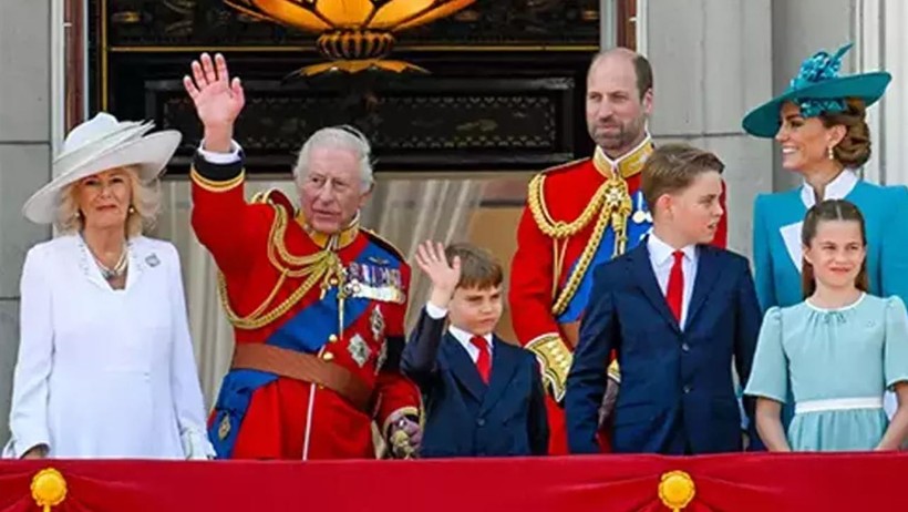 Kraliyet Balkonunda Dikkat Çeken Anlar! Afacan Prensi, Kate Middleton Dört Kelimesiyle Dize Getirdi - Resim : 1
