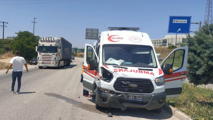 Ambulans Otomobile Çarptı: 1 Sağlıkçı Yaralandı, Hasta Sedyeden Düştü - Resim : 1