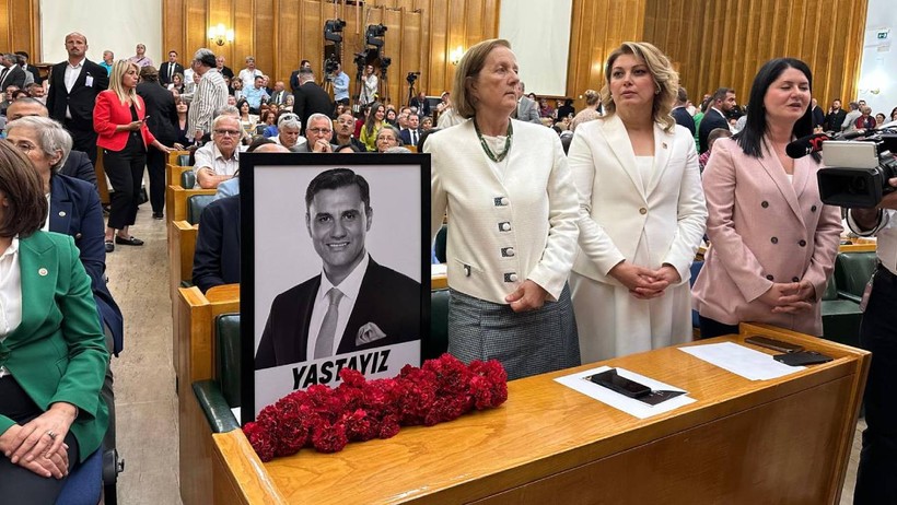 Özgür Özel Elinde Mazotla Kürsüye Çıktı, 'Ben Hep 50 Liralık Alıyorum' Diyenlere Böyle Seslendi - Resim : 1