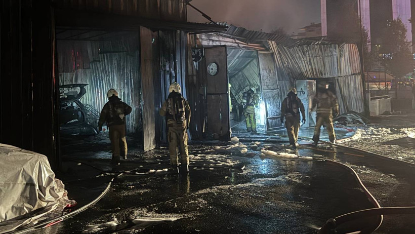 İstanbul'da Oto Tamirhanesinde Yangın! 10 Araç Küle Döndü - Resim : 1