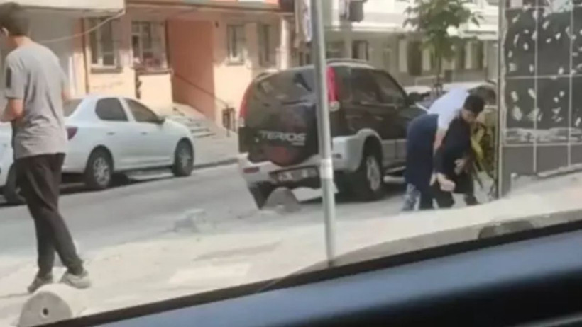 Sultangazi'de Dehşet Anları: Annesini Sokak Ortasında Darbetti, Herkes İzledi - Resim : 1