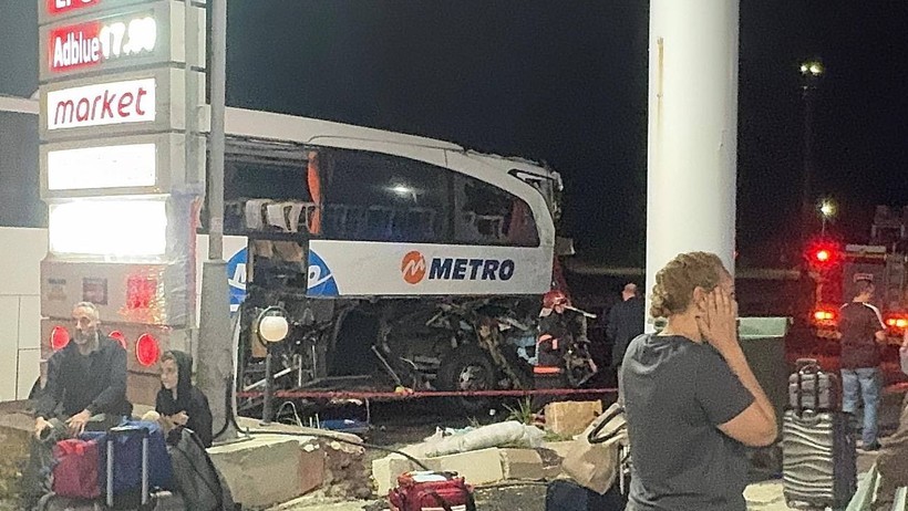 Sakarya'da Feci Kaza! Yolcu Otobüsü Tıra Çarptı - Resim : 2