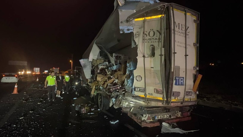 Sakarya'da Feci Kaza! Yolcu Otobüsü Tıra Çarptı - Resim : 1