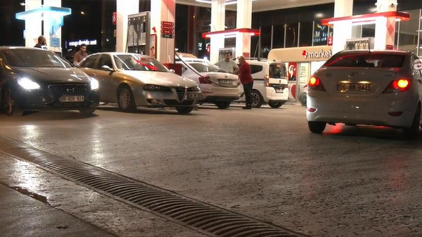 Benzin ve Motorine Zam Geldi! Vatandaşlardan Akaryakıt İstasyonlarında İlginç Tepki - Resim : 1