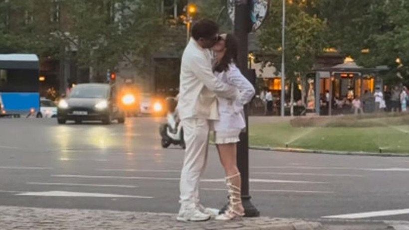 Zeynep Tuğçe Bayat ile Cansel Elçin'den Madrid'de Aşk Dolu Paylaşım - Resim : 2