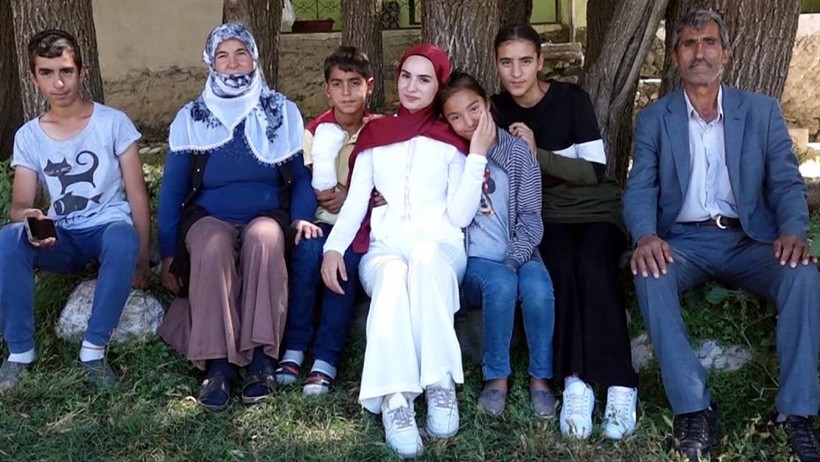 YKS'den Çıkan Kızına Elinde Çiçeklerle Koştuğu Anlar Gündem Olmuştu: 'Süper Baba' O Anları Anlattı - Resim : 2