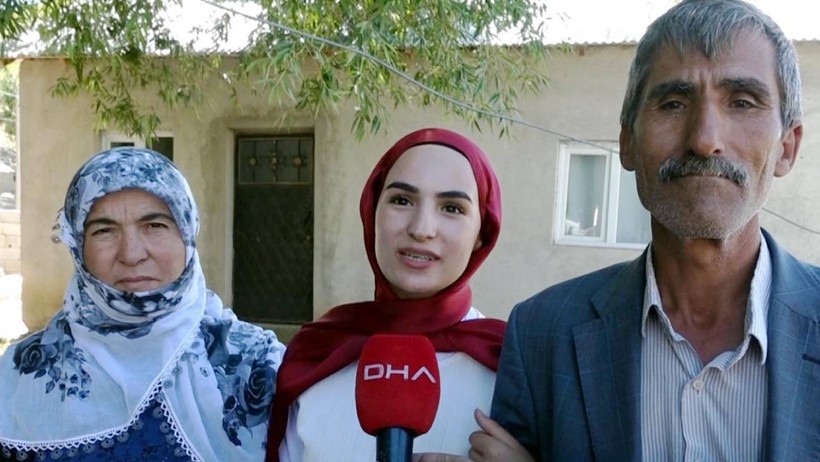 YKS'den Çıkan Kızına Elinde Çiçeklerle Koştuğu Anlar Gündem Olmuştu: 'Süper Baba' O Anları Anlattı - Resim : 1