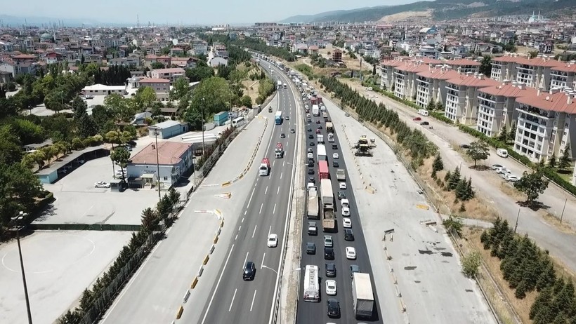 TEM Otoyolu'nda Feci Kaza! Tır ile Yolcu Otobüsü Çarpıştı: 1’i Ağır 3 Yaralı - Resim : 2