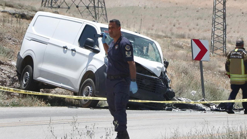 Ankara'da Hafif Ticari Araçla Otomobil Çarpıştı: 1 Ölü, 1 Yaralı - Resim : 1