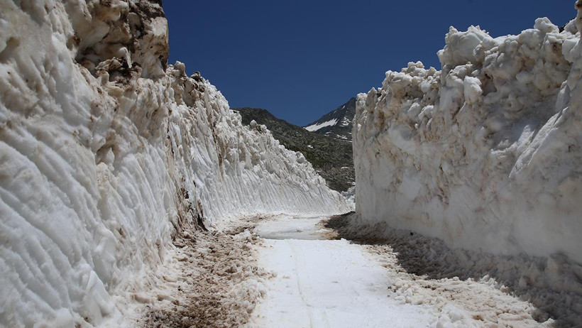 Türkiye’de İki Mevsim Bir Arada! Tüm Ülke Kavrulurken O il Karla Mücadele Ediyor - Resim : 3
