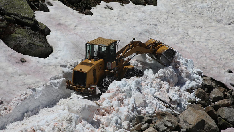 Türkiye’de İki Mevsim Bir Arada! Tüm Ülke Kavrulurken O il Karla Mücadele Ediyor - Resim : 1