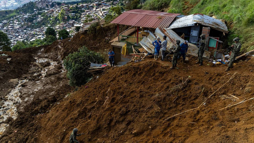 Ölü Sayısı Arttı... Yakınlarını Toprağın Altında Arıyorlar! - Resim : 1