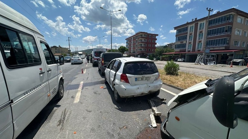 Samsun'da Zincirleme Kaza: 2 Kişi Yaralandı, Yol Trafiğe Kapandı - Resim : 1
