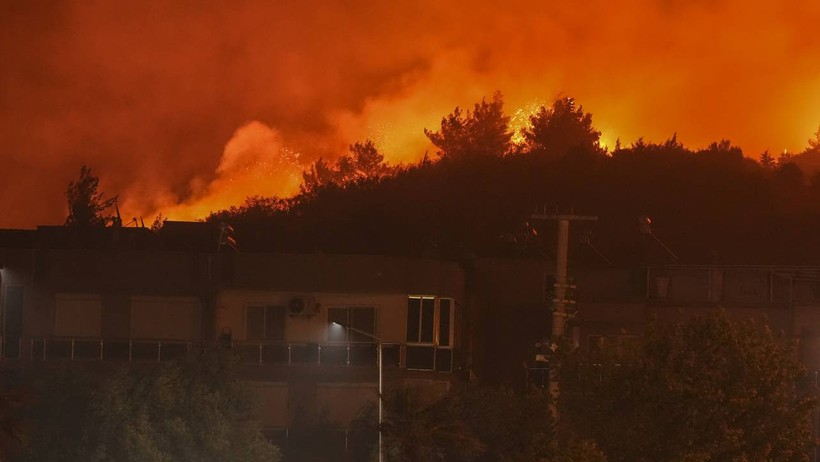 Ormanlarımız Alev Alev Yanıyor! İzmir, Hatay ve Manisa'da Yangınla Mücadele Sürüyor, Binlerce Kişi Tahliye Edildi - Resim : 6