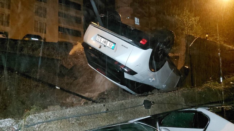 Samsun’da Sağanak Felaketi: Duvar Çöktü, Araçlar Pert Oldu - Resim : 1