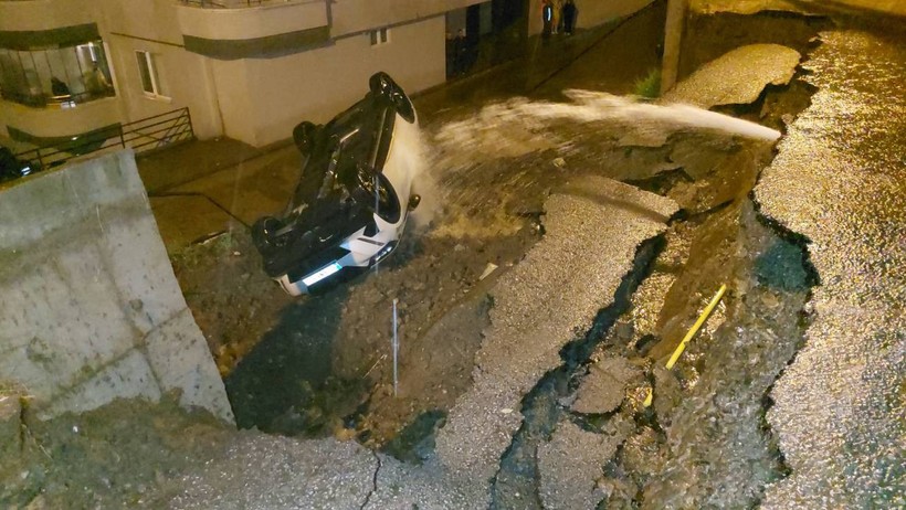 Samsun’da Sağanak Felaketi: Duvar Çöktü, Araçlar Pert Oldu - Resim : 2