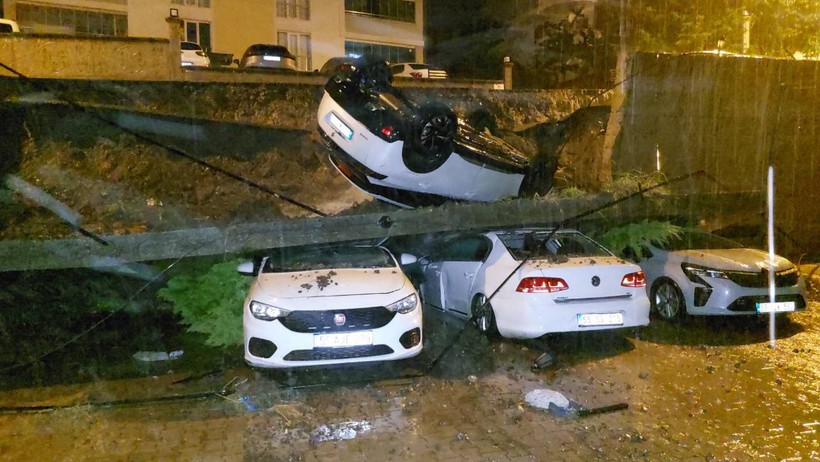Samsun’da Sağanak Felaketi: Duvar Çöktü, Araçlar Pert Oldu - Resim : 3