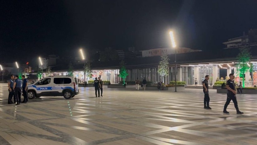 Bursa’da Kent Meydanı’nda 14 Yaşındaki Çocuk Bıçakla 4 Kişiyi Yaraladı - Resim : 2