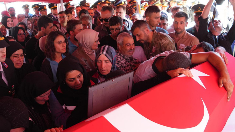 Acı Tüm Yurdu Sardı: Türkiye Şehitlerine Gözyaşlarıyla Veda Etti! Yürekleri Dağlayan Anlar - Resim : 12