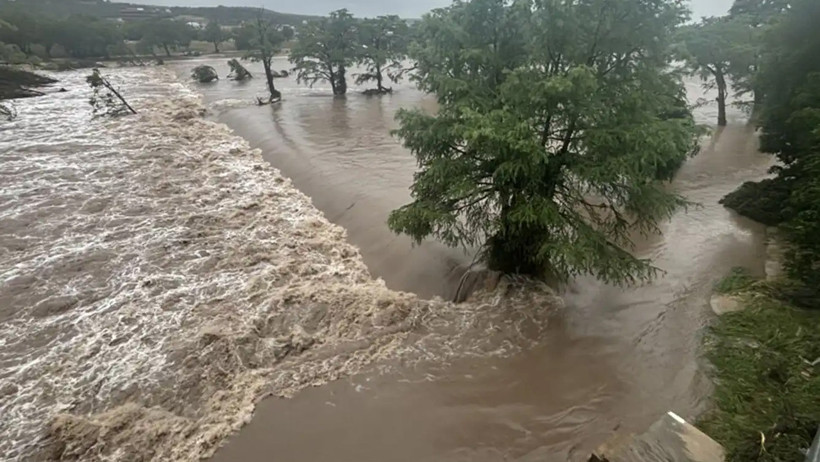 ABD'de Sel Felaketi! Ölü Sayısı 120 Oldu - Resim : 1