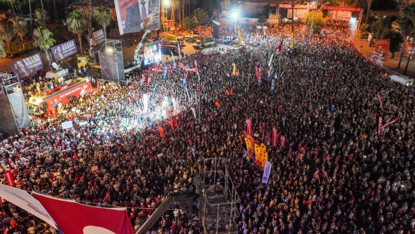 Vatandaşlar Zeydan Karalar İçin Mitinge Akın Etti! Özgür Özel'den Adana'da 'Siyasi Darbe' Çıkışı - Resim : 1