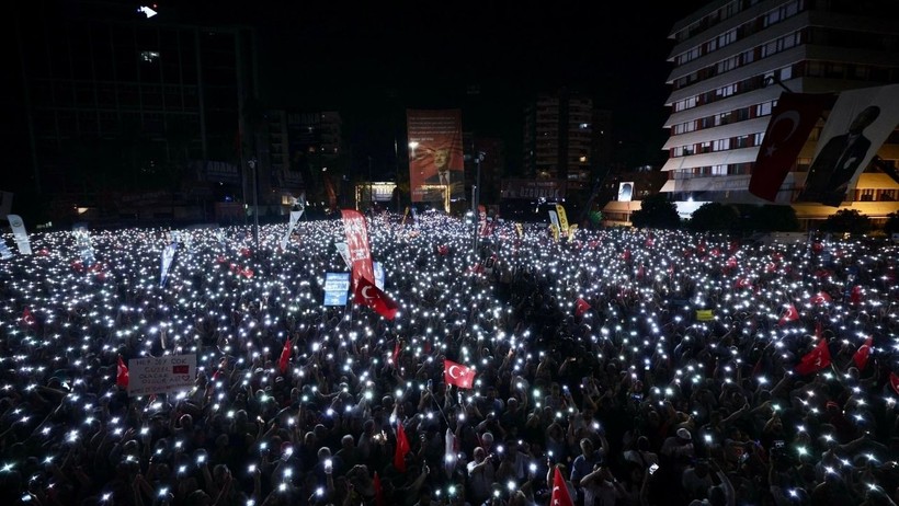 Vatandaşlar Zeydan Karalar İçin Mitinge Akın Etti! Özgür Özel'den Adana'da 'Siyasi Darbe' Çıkışı - Resim : 2