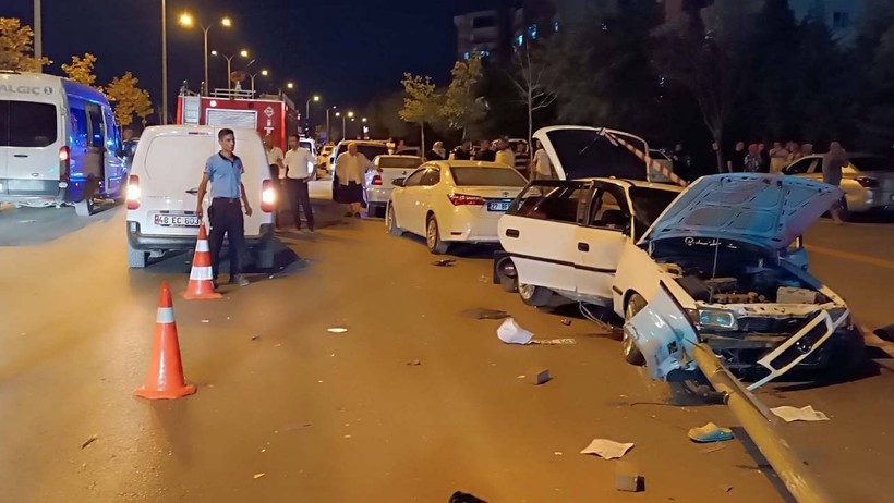 Zincirleme Kazadan Sonra Ortalık Savaş Alanına Döndü: 6 Yaralı, 12 Gözaltı - Resim : 3