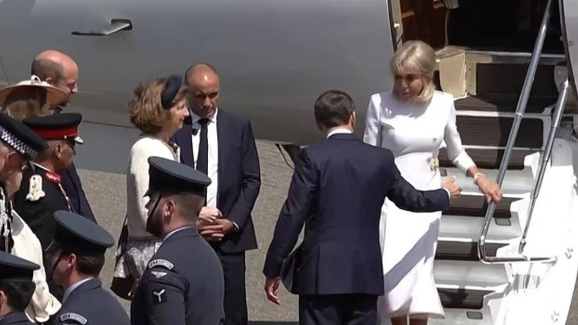 Eşi, Macron'un Elini Havada Bırakmıştı, Gündem Olan O Görüntülerin Sebebi Ortaya Çıktı - Resim : 2