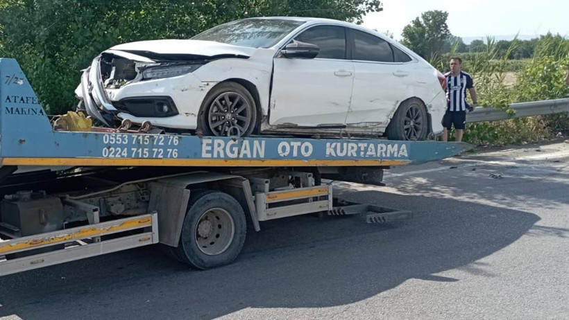 Kontrolden Çıkan Otomobil Bariyerlere Çarptı! 2’si Çocuk 4 Kişi Yaralandı - Resim : 1