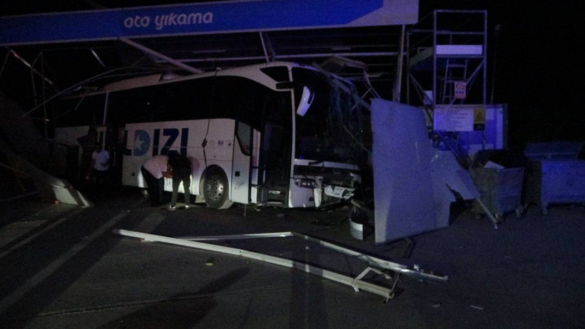 Malatya’da Yolcu Otobüsü Akaryakıt İstasyonuna Daldı: 8 Yaralı - Resim : 1