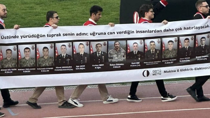 ODTÜ Mezuniyetinde Pankart Geleneği Sürdü, Rektör Kürsüde Yuhalandı - Resim : 4